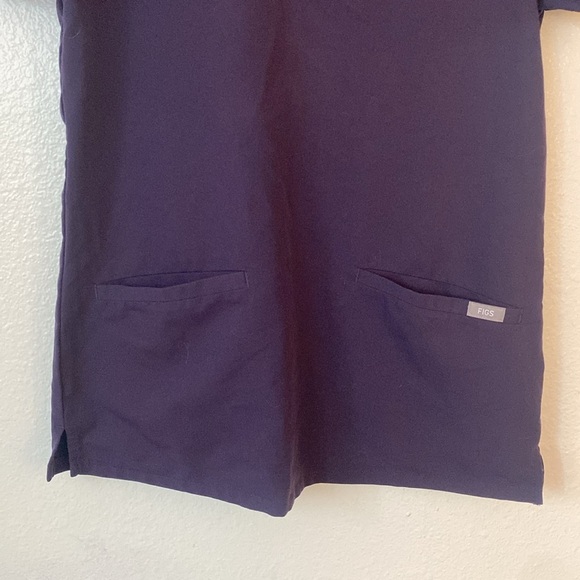 Figs XXS Casma Pocket Scrub Top in Purple - Picture 5 of 7